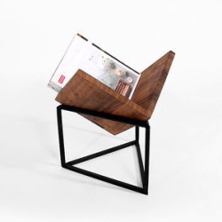 Revistero con madera obscura y metal negro