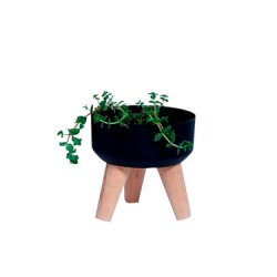 Maceta negra con pies de madera clara